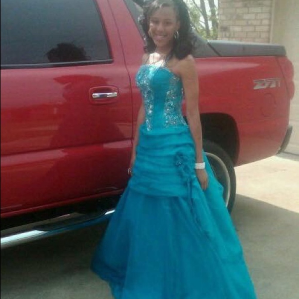 Quinceanera dress turquoise barely used, worn